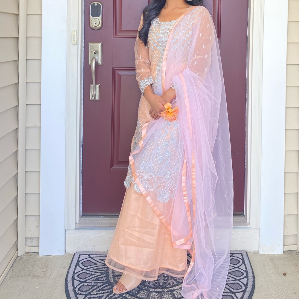 Pakistani kurti for women in size 34. Just wore once to take pictures.